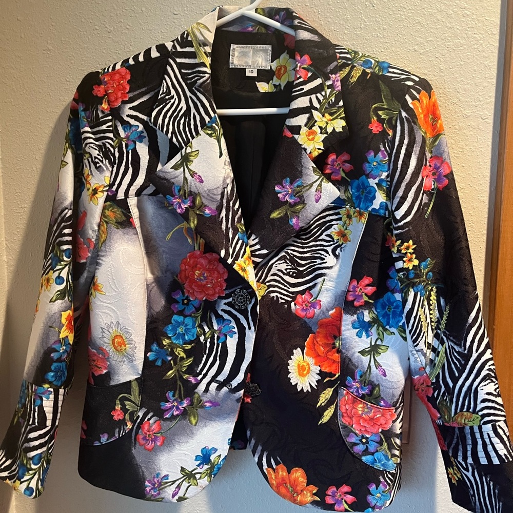Beautiful fitted floral buttoned jacket
